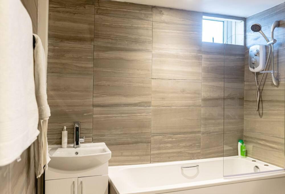 2 Bed With Free Parking Apartman London Kültér fotó
